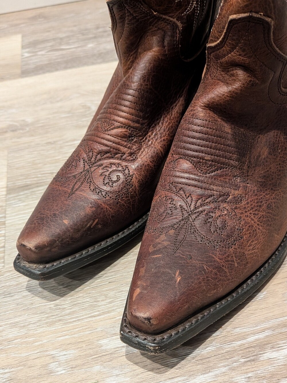Justin Size 7B Women's Boot w/ Cognac Damiana Cow Foot w/ Narrow Snipped Toe - Picture 3 of 8
